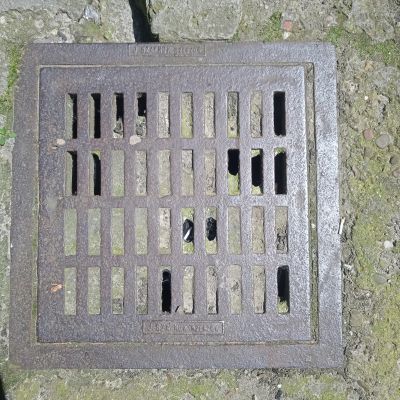 Prostokątny właz wyprodukowany w fabryce J&oacute;zefa Szaynoka  w podw&oacute;rzu kamienicy przy ul. Kopernika 4. Do tej pory nie udało się zidentyfikować innego wyrobu o tej samej formie.  Ze zbior&oacute;w Biura Miejskiego Konserwatora Zabytk&oacute;w